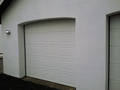 Eldrevet, leddelt garageport med fyldninger. Str. 250x205 cm