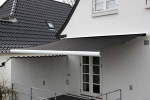 Markise. 5,8 meter i hellukket hvid aluminiumskasse, poluesterdug, motor og fjernbetjening.