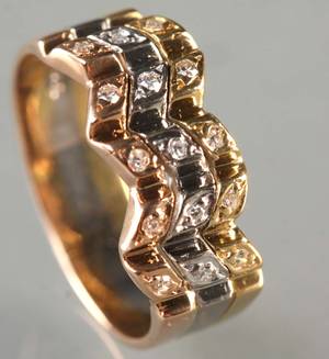 Keis. Tre-farvet guldring med diamanter 0,15 ct. 