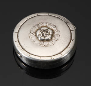 Pilleæske, Georg Jensen, hammerslået sterlingsølv, dessin 79C