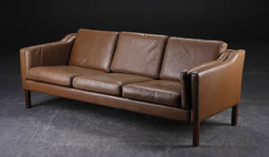 Tre-pers. sofa, læder og bøg. Dansk møbelproducent