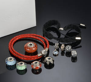 To armbånd med charms, Pandora 11