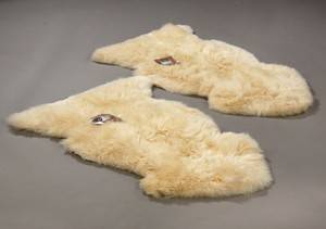 To Australske lammeskind - farve Ivory. 2