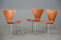 Arne Jacobsen Tre stole, syveren i teak, model 3107 3