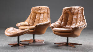 H. W. Klein. Par lænestole samt skammel, læder og palisander 3