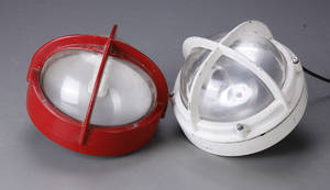 Louis Poulsen. To udendørslamper af metal. 2