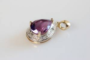 Ametyst og diamantvedhæng.