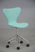 Arne Jacobsen, kontorstol betrukket med blåligt uldbetræk, model 3107
