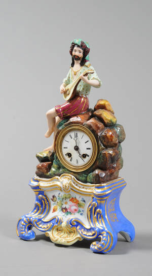 Kaminur af porcelæn, urværk Roussel, 1800-tallets slutning. Hidrørende fra Tulle og Nan. 