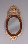Spejl af mahogny med forgyldte udskæringer. ca 1900