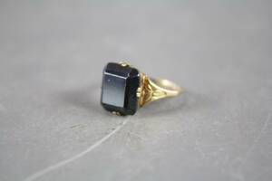 Ring i guld 18 k med svart sten