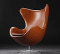 Arne Jacobsen. Ægget med cognacfarvet Range Aniline læder