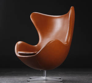Arne Jacobsen. Ægget med cognacfarvet Range Aniline læder