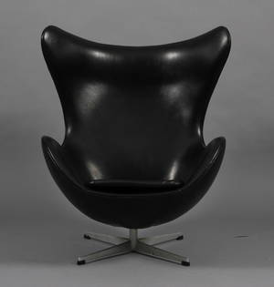 Arne Jacobsen. Ægget. Lænestol, sort læder.