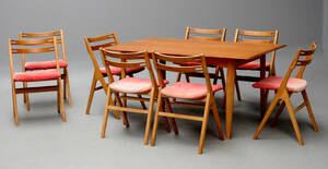 Dansk møbelproducent. Udtræksbord og et sæt på 8 stole af eg og teak. 9