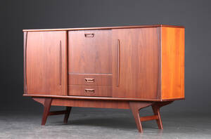 Skænk af teak, 1960erne, dansk møbelproducent