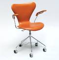 Arne Jacobsen 1902 - 1971. Kontorstol med armlæn, model 3217, nybetrukket med cognacfarvet læder