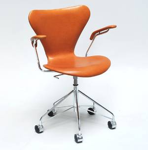 Arne Jacobsen 1902 - 1971. Kontorstol med armlæn, model 3217, nybetrukket med cognacfarvet læder