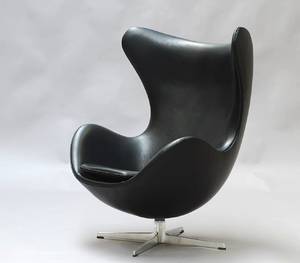 Arne Jacobsen 1902 - 1971. Ægget. Hvilestol, model 3316 med sort Vacona Anilin læder