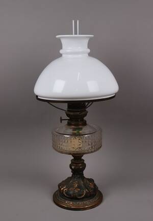Fotogenlampa, metall och glas, 1900-talets första hälft