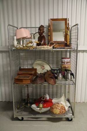 Diverse belysning, plåtburkar och trämasker mm