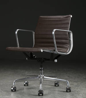 Charles Eames. Kontorstol fra serien Aluminium Group Konference, læder