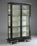 Vitrineskab af sort antikbemalet træ