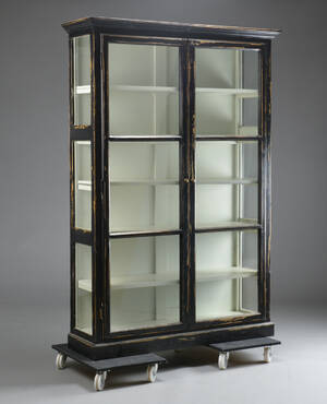 Vitrineskab af sort antikbemalet træ