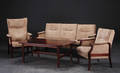Otiumstue. Tre-pers. sofa, to lænestole samt sofabord 4 