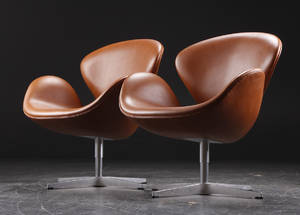 Arne Jacobsen. Par Svane lænestole, cognacfarvet Elegance læder 2 