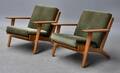 Hans J. Wegner. Par lænestole med stel af massivt egetræ, model GE-2902