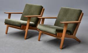 Hans J. Wegner. Par lænestole med stel af massivt egetræ, model GE-2902