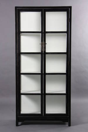 Dobbeltlåget vitrineskab udført i sorthvid antikbemaling. 
