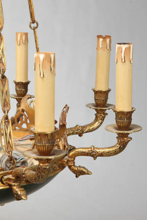 Lysekrone af forgyldt og grønpatineret bronze, empire stil, 1900 tallets første halvdel