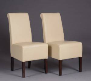 Et par stole, betrukket med beigefarvet skind. 2