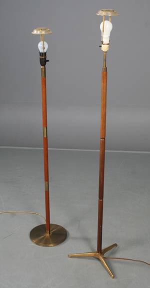 Par standerlamper ca. 1960 i teak med rund- samt trepasfod i messing 2