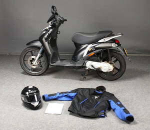 Piaggo Liberty scooter, model 50 2T 30 med scooter hjelm og scooterjakke