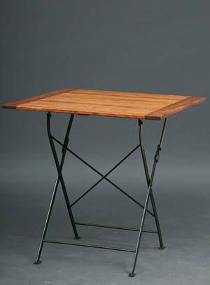 Havebord, malet metal understel, og bordplade af akacietræ.