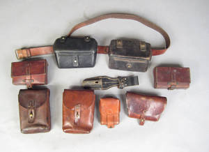 Diverse patrontasker og tasker med rensesæt.