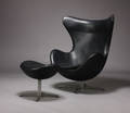 Arne Jacobsen. Ægget. Lænestol samt skammel, sort skind 2 