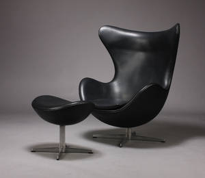 Arne Jacobsen. Ægget. Lænestol samt skammel, sort skind 2 