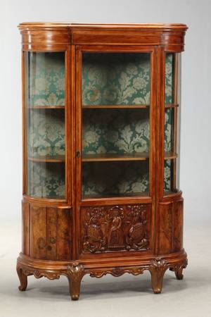 Vitrine, rigt dekoreret med udskæringer 1900 tallet.