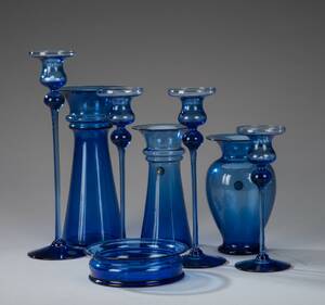 Royal Copenhagen. 4 lysestager, 3 vaser og et lille fad i blå glas.