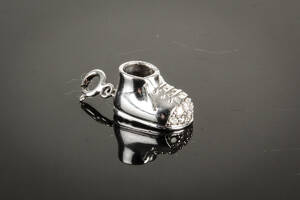 Brillant charm af hvidguld