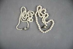 Pärlhalsband med odlade pärlor och silverlås 2 st