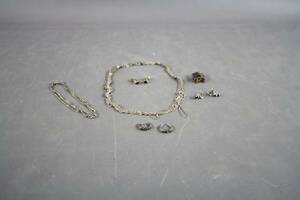 Örhängen 3 par, hänge, halskedja och armband i silver