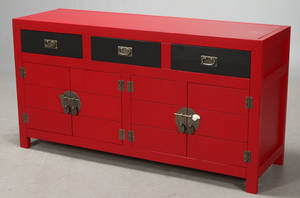 Dansk møbelproducent. Skænk i massiv træ.