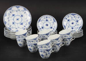 Royal Copenhagen. Samling Musselmalet helblonde kaffeservice. 29