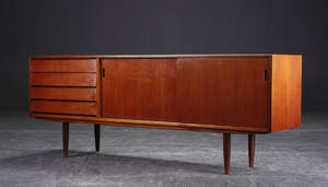 Hans Olsen. Fritstående skænk af teak