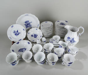 Blå Blomst Kantet service, porcelæn. Kgl.P. I og II sort. 63